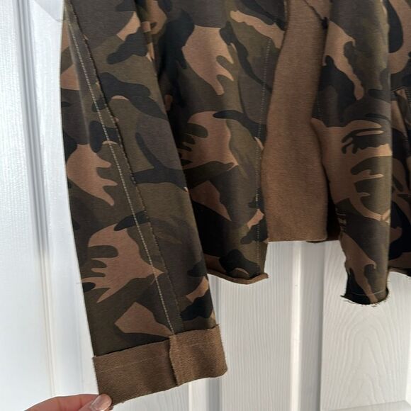 Camo unlined jacket! Lightweight ! Size medium/l - Picture 3 of 8